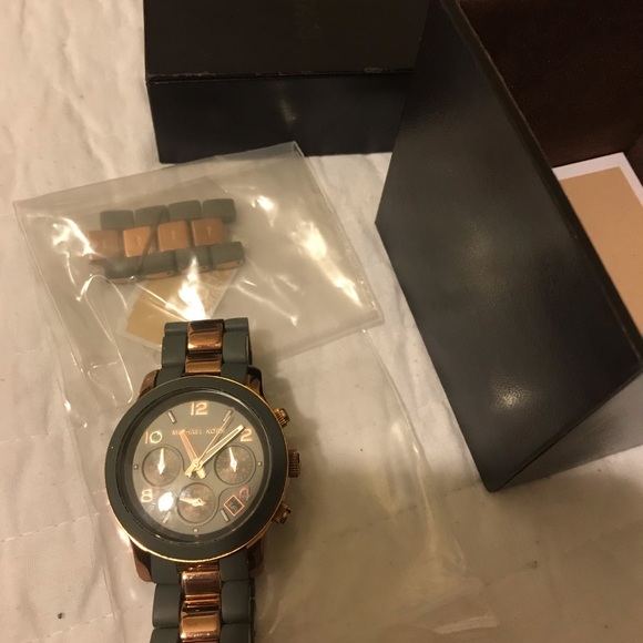 Rose gold and gray micheal Kors Watch - Picture 2 of 2